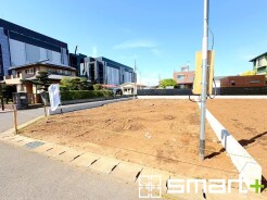 ～開放感ある角地のお住まい～
・２方向が空く事で開放感のある角地に位置しております。
・窮屈な感じが無く、ゆったりと暮らせるこの魅力をぜひ現地でご体感くださいませ。
(１号棟)