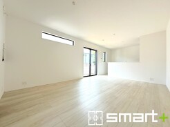 ～穏やかな陽の入るＬＤＫ～
・大きな窓のあるＬＤＫは陽当りも良好で明るい空間となっております。
・ご家族団らんなど過ごす時間の多いＬＤＫが明るいのは嬉しいポイントですね。