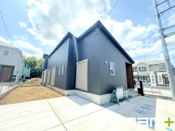 ～シックな色彩の外観を採用～
・外壁に濃い色を採用する事でモダンな印象のシックな外観となっております。
・高級感も出るので毎日家に帰るのが誇らしくなります。ぜひ現地でご確認くださいませ。
