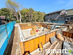 ～ベタ基礎でしっかりとした土台～
・コンクリートの中に鉄筋を配し強度を高めた「ベタ基礎」を採用。
・しっかりとした土台を造ったうえで、その上に建物が築造されていきます。
