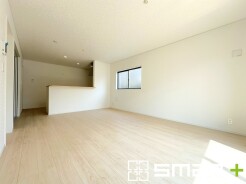 ～窓からはたっぷりの陽光～
・穏やかな陽だまりに包まれる居心地の良いＬＤＫは、ご家族が自然と集まる憩いのスペースに。
・家事をしながらリビング全体が見渡せるカウンターキッチンも魅力。