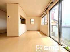 ～穏やかな陽の入るＬＤＫ～
・大きな窓のあるＬＤＫは陽当りも良好で明るい空間となっております。
・ご家族団らんなど過ごす時間の多いＬＤＫが明るいのは嬉しいポイントですね。
