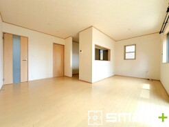～穏やかな陽の入るＬＤＫ～
・大きな窓のあるＬＤＫは陽当りも良好で明るい空間となっております。
・ご家族団らんなど過ごす時間の多いＬＤＫが明るいのは嬉しいポイントですね。
