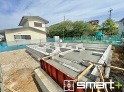 ～ベタ基礎でしっかりとした土台～
・コンクリートの中に鉄筋を配し強度を高めた「ベタ基礎」を採用。
・しっかりとした土台を造ったうえで、その上に建物が築造されていきます。
