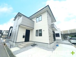 ～明るさを感じる外観～
・外壁は２トーンカラーを採用し、デザイン性に優れた見た目となっております。
・帰宅した際にホッと感じるような飽きのこない外観。ぜひ現地でご確認くださいませ。
