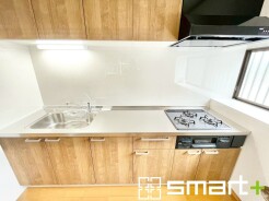 ～使い勝手の良いシステムキッチン～
・料理がしやすい設計のキッチンでお料理もはかどりますね。
・もちろんキッチン下部は収納になっておりますので、フライパンなども収納可能です。
