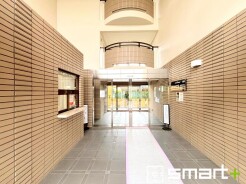 ～管理の行き届いたエントランス～
・お住まいの「顔」でもあるエントランス。管理会社の方でしっかりと管理されております。
・ぜひ現地でご体感くださいませ。