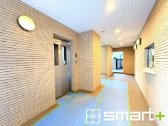 ～もちろんエレベーター付き～
・上の階でも安心、エレベーターが設置されております。
・負担の大きな階段の上り下りがなく生活利便性に優れ、将来的にも安心ですね。
