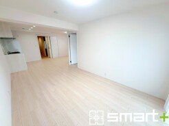 ～家族団らんにピッタリの広々リビング～
・穏やかな陽だまりに包まれる居心地の良いＬＤＫは、ご家族が自然と集まる憩いのスペースになりそうですね。
