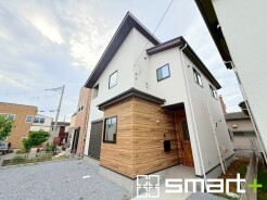 ～明るさを感じる外観～
・外壁は２トーンカラーを採用し、デザイン性に優れた見た目となっております。
・帰宅した際にホッと感じるような飽きのこない外観。ぜひ現地でご確認くださいませ。
