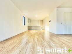 ～余裕の空間が広がるＬＤＫ～
・２４帖あるＬＤＫはご家族団らんのお時間を余裕の広さで演出してくれます。
・ご内覧の際は家具の配置などもイメージしながらご覧くださいませ。
