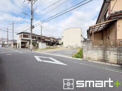 ～十分な広さのある前面道路～
・前面道路は約６ｍございますので、お車でのすれ違いも楽々で余計なストレスがかかりません。
・日々お車での移動が多い方には大切なポイントですね。
