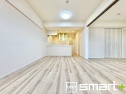 ～窓からはたっぷりの陽光～
・穏やかな陽だまりに包まれる居心地の良いＬＤＫは、ご家族が自然と集まる憩いのスペースに。
・家事をしながらリビング全体が見渡せるカウンターキッチンも魅力。
