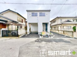 ～シンプルかつオシャレな白い外観～
・外壁をホワイトカラーにする事でクラシカルな印象の外観になりますね。
・高級感も出るので毎日家に帰るのが誇らしくなります。ぜひ現地でご確認くださいませ。
