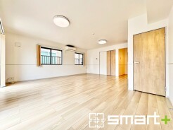 ～２面採光の明るいお部屋～
・洋室は２面採光とする事で穏やかな陽の入る明るい空間となっております。
・くつろぎのプライベート時間を明るい空間で穏やかにお過ごしいただけます。
