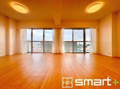 ～穏やかな陽の入るＬＤＫ～
・大きな窓のあるＬＤＫは陽当りも良好で明るい空間となっております。
・ご家族団らんなど過ごす時間の多いＬＤＫが明るいのは嬉しいポイントですね。
