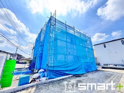 ～ベタ基礎でしっかりとした土台～
・コンクリートの中に鉄筋を配し強度を高めた「ベタ基礎」を採用。
・しっかりとした土台を造ったうえで、その上に建物が築造されていきます。
