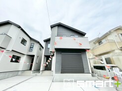 ～モダンな印象を与える外観～
・シックな色彩の２トーンカラーを採用する事でモダンでお洒落な印象の外観となっております。
・毎日家に帰ってくることが誇らしくなる高級感のある仕様。
