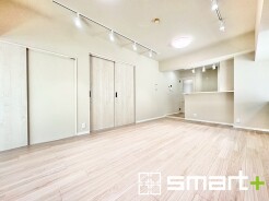 ～窓からたっぷりの陽光～
・穏やかな陽だまりに包まれる居心地の良いＬＤＫは、ご家族が自然と集まる憩いのスペース。
・家事をしながらご家族との会話が楽しめる人気のカウンターキッチンも魅力。
