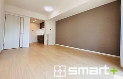 ～家族団らんにピッタリのＬＤＫ～
・柔らかみあるナチュラルカラーは圧迫感もなく広々とした空間を演出してくれます。
・オシャレなアクセントクロスでシンプルなお部屋もメリハリのある空間になりますね。
