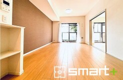 ～窓からはたっぷりの陽光～
・穏やかな陽だまりに包まれる居心地の良いＬＤＫは、ご家族が自然と集まる憩いのスペース。
・隣接する洋室を開放すると１５帖超の広々とした空間になります。
