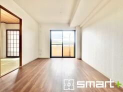 ～窓からはたっぷりの陽光～
・バルコニー側の大きな窓から明るい陽光が舞い込みお部屋全体を心地のよい空間に。
