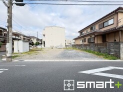 ～閑静な住宅街の立地～
・周辺は閑静な住宅街となっておりますので、静かな暮らしをご実現いただけます。
・前面道路の交通量も多くないので、小さなお子様がいるご家庭でもご安心ですね。
