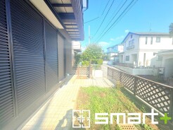 ～お庭もある余裕の敷地～
・広々した敷地にはお庭もご用意。お庭があるだけで余裕を感じますね。
・防草シートや人工芝の敷設などのオプションもお気軽にご相談くださいませ。
