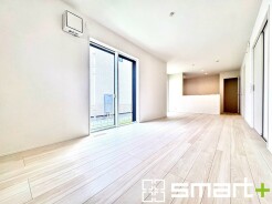 ～穏やかな陽の入るＬＤＫ～
・大きな窓のあるＬＤＫは陽当りも良好で明るい空間となっております。
・ご家族団らんなど過ごす時間の多いＬＤＫが明るいのは嬉しいポイントですね。
