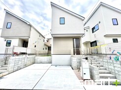 ～落ち着いた雰囲気の外観～
・クラシカルな印象で高級感もあり落ち着いた雰囲気の外観に仕上げております。
・ブリック柄がアクセントとなりオシャレに見せてくれますね。
