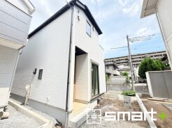 ～シンプルかつオシャレな白い外観～
・外壁をホワイトカラーにする事でクラシカルな印象の外観になりますね。
・高級感も出るので毎日家に帰るのが誇らしくなります。ぜひ現地でご確認くださいませ。
