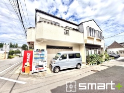 ～十分な広さのある前面道路～
・前面道路は約５ｍございますので、お車でのすれ違いも楽々で余計なストレスがかかりません。
・日々お車での移動が多い方には大切なポイントですね。

