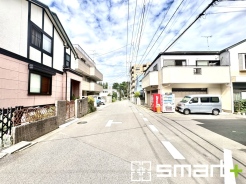 ～閑静な住宅街の立地～
・周辺は閑静な住宅街となっておりますので、静かな暮らしをご実現いただけます。
・前面道路の交通量も多くないので、小さなお子様がいるご家庭でもご安心ですね。

