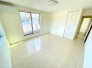 ～２面採光の明るいお部屋～
・洋室は２面採光とする事で穏やかな陽の入る明るい空間となっております。
・くつろぎのプライベート時間を明るい空間で穏やかにお過ごしいただけます。
