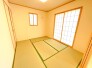～２面採光の明るいお部屋～
・和室は２面採光とする事で穏やかな陽の入る明るい空間となっております。
・くつろぎのプライベート時間を明るい空間で穏やかにお過ごしいただけます。
