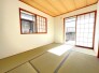 ～２面採光の明るいお部屋～
・和室は２面採光とする事で穏やかな陽の入る明るい空間となっております。
・くつろぎのプライベート時間を明るい空間で穏やかにお過ごしいただけます。
