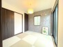 ～２面採光の明るいお部屋～
・和室は２面採光とする事で穏やかな陽の入る明るい空間となっております。
・くつろぎのプライベート時間を明るい空間で穏やかにお過ごしいただけます。

