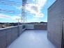 ～スクエアでモダンな外観～
・通常の屋根の物件と違い、屋上がある事でスクエアな見た目になるのでモダンな雰囲気となります。
・防水処理もしっかりとされているので、性能面でも安心です。