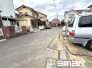 ～十分な広さのある前面道路～
・前面道路は約６ｍございますので、お車でのすれ違いも楽々で余計なストレスがかかりません。
・日々お車での移動が多い方には大切なポイントですね。
