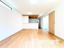 ～折下げ天井でオシャレな空間～
・キッチン部分に折下げ天井を施すことでリビングが広く見える効果もあり、開放的な空間が広がります。
・出来立てのお料理を運ぶのにも食器の後片付けも、ラクラクなカウンターキッチン。