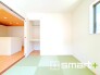 ～リビング横の和室～
・リビング横には開放感をプラスしてくれる和室付き。畳敷きに建具は洋風というハイブリッド型の「和洋室」タイプです。
・リビングがオシャレな空間になりますね。
