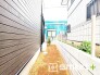 ～お庭もある余裕の敷地～
・広々した敷地にはお庭もご用意。お庭があるだけで余裕を感じますね。
・防草シートや人工芝の敷設などのオプションもお気軽にご相談くださいませ。
