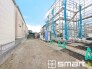 2号棟 ～閑静な住宅街の立地～
・周辺は閑静な住宅街となっておりますので、静かな暮らしをご実現いただけます。
・前面道路の交通量も多くないので、小さなお子様がいるご家庭でもご安心ですね。
