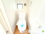 ～窓付きの明るいトイレ～
・外からの日差しを取り込むので、昼間は窓からの光で十分ですね。
・使用後や掃除の際に窓を開ければ、外からの新鮮な空気を取り込み素早く換気ができます。
