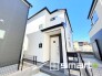 ～白いオシャレな外観～
・シンプルで飽きの来ないホワイトカラーの外観は清潔感ある印象のお住まいになりますね。
・夜でも目立ちやすく、夏場は熱の吸収を防いでくれます。
