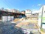 ～閑静な住宅街の立地～
・周辺は閑静な住宅街となっておりますので、静かな暮らしをご実現いただけます。
・前面道路の交通量も多くないので、小さなお子様がいるご家庭でもご安心ですね。