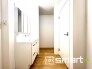 ～シャワー付き洗面台を採用～
・洗面台の蛇口がホースで伸びシャワーとしてご利用可能。
・朝の寝ぐせ直しなどにシャワーを使いたい時、洗面台の掃除をする際にも便利にお使いいただけますよ。

