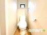 ～ウォシュレット付トイレ～
・小窓から光が差し込む明るいトイレ。使用後や掃除の際には換気もしやすく快適ですね。
・清潔感あるウォシュレット付です。


