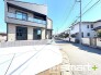 ～閑静な住宅街の立地～
・周辺は閑静な住宅街となっておりますので、静かな暮らしをご実現いただけます。
・前面道路の交通量も多くないので、小さなお子様がいるご家庭でもご安心ですね。
