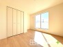 ～収納豊富な洋室～
・各居室に備え付けの収納をご用意。タンスなどを置く場合と比べ出っ張らないので部屋の中を有効のご活用いただけます。
・収納の広さなどぜひ現地でご確認くださいませ。
